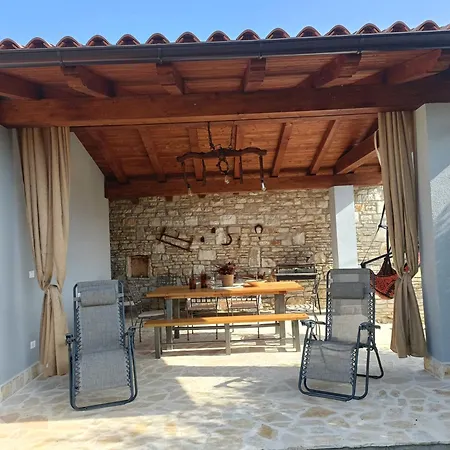 Casetta Con Giardino E Portico