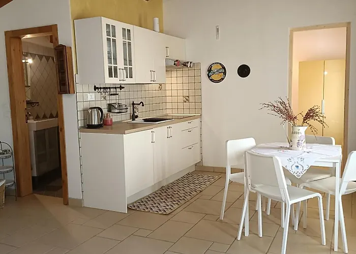 Casetta Con Giardino E Portico