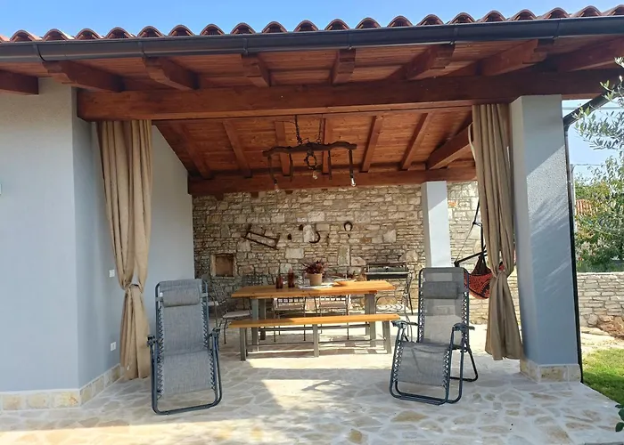 Casetta Con Giardino E Portico