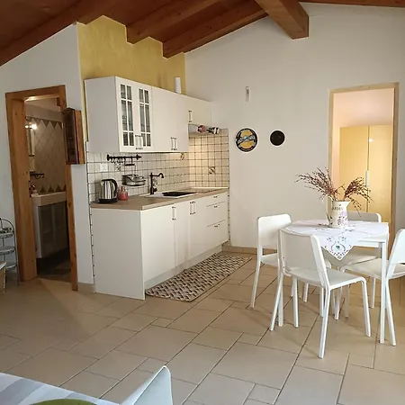 Casetta Con Giardino E Portico