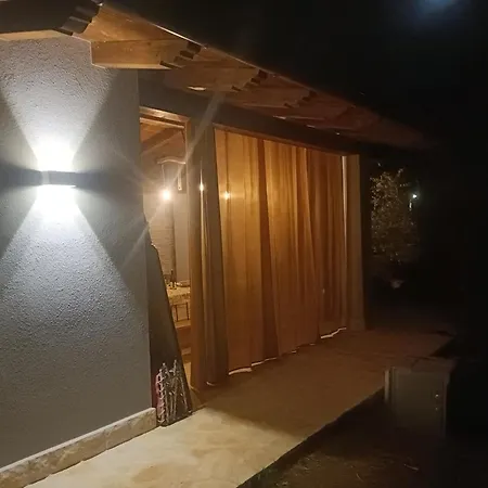 Casetta Con Giardino E Portico