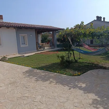 Casetta Con Giardino E Portico Ferienhaus *