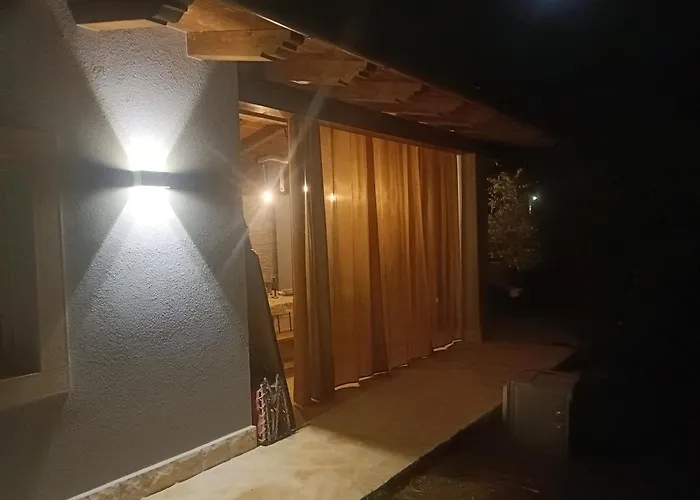 Casetta Con Giardino E Portico